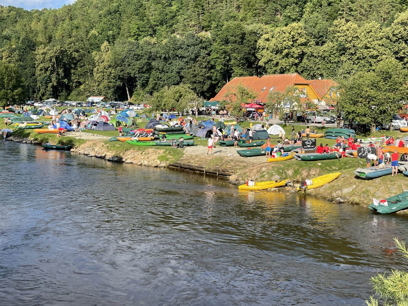 Kemp Koruna  u řeky Vltava