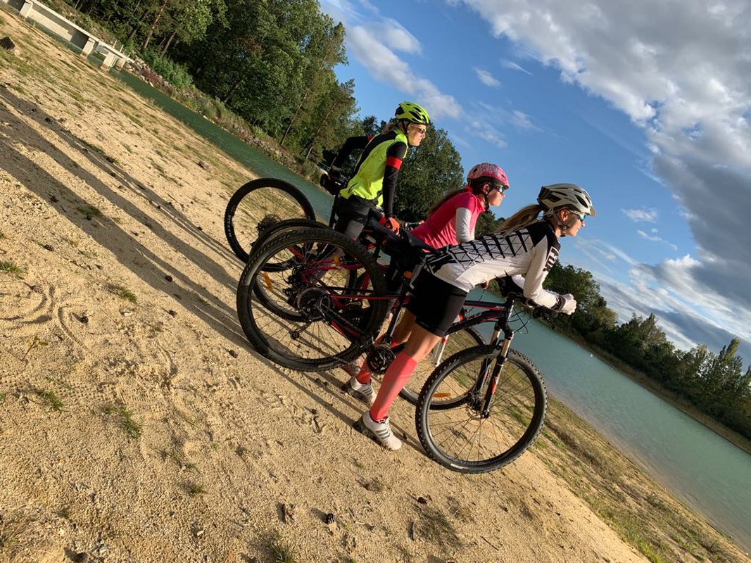 https://www.kempy-chaty.cz/sites/default/files/turistika/1.1.2._bikehart_-_holky_1067x800.jpg