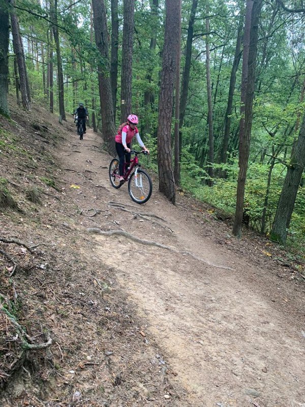 https://www.kempy-chaty.cz/sites/default/files/turistika/10._bikeherat_-_holky_na_kole_600x800.jpg