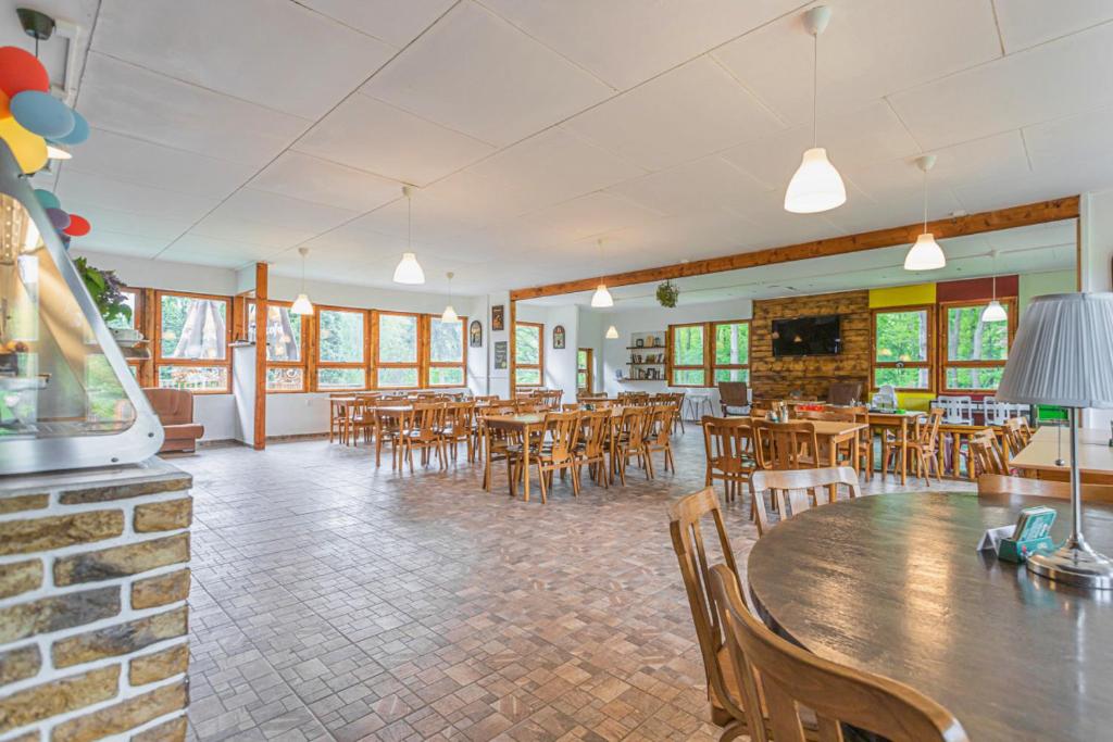 https://www.kempy-chaty.cz/sites/default/files/turistika/kemp_andelska_laguna_restaurace_0.jpg