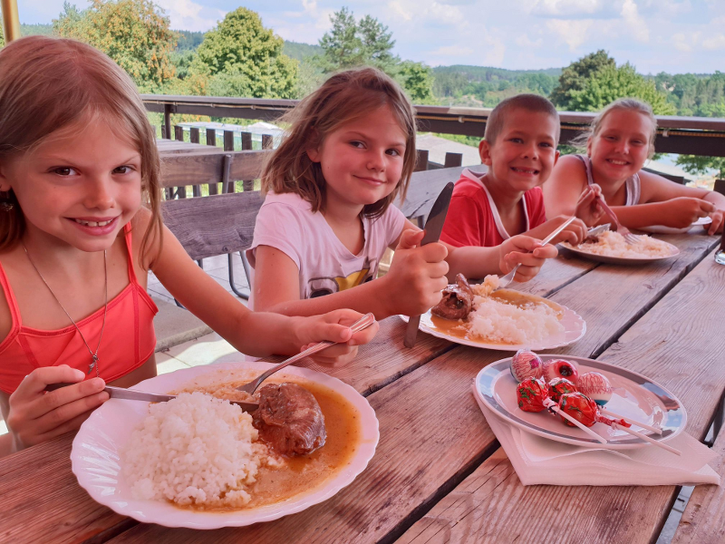 https://www.kempy-chaty.cz/sites/default/files/turistika/kemp_keramika_restaurace_recenze_1.png