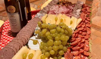 Pohoštění ve vinném sklípku - Penzion Trojna Lednice na jižní Moravě
