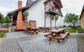 Penzion a restaurace U Kapličky - ubytování Malá Hraštice, střední Čechy