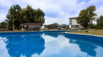 Kemp s bazénem u hotelu Orlík 