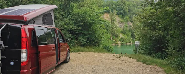 Karavan u řeky